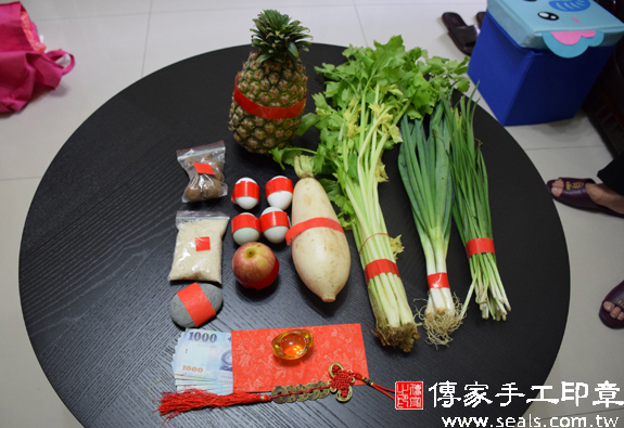 林寶寶(南投草屯到府嬰兒寶寶滿月剃頭理髮、免費到府嬰兒剃胎毛儀式吉祥話)。到府剃頭剃胎毛主持、專業拍照、DVD光碟、證書。★購買「臍帶章、肚臍章、胎毛筆刷印章」贈送：剃頭、收涎、抓周，三選一。2015.12.08 照片1